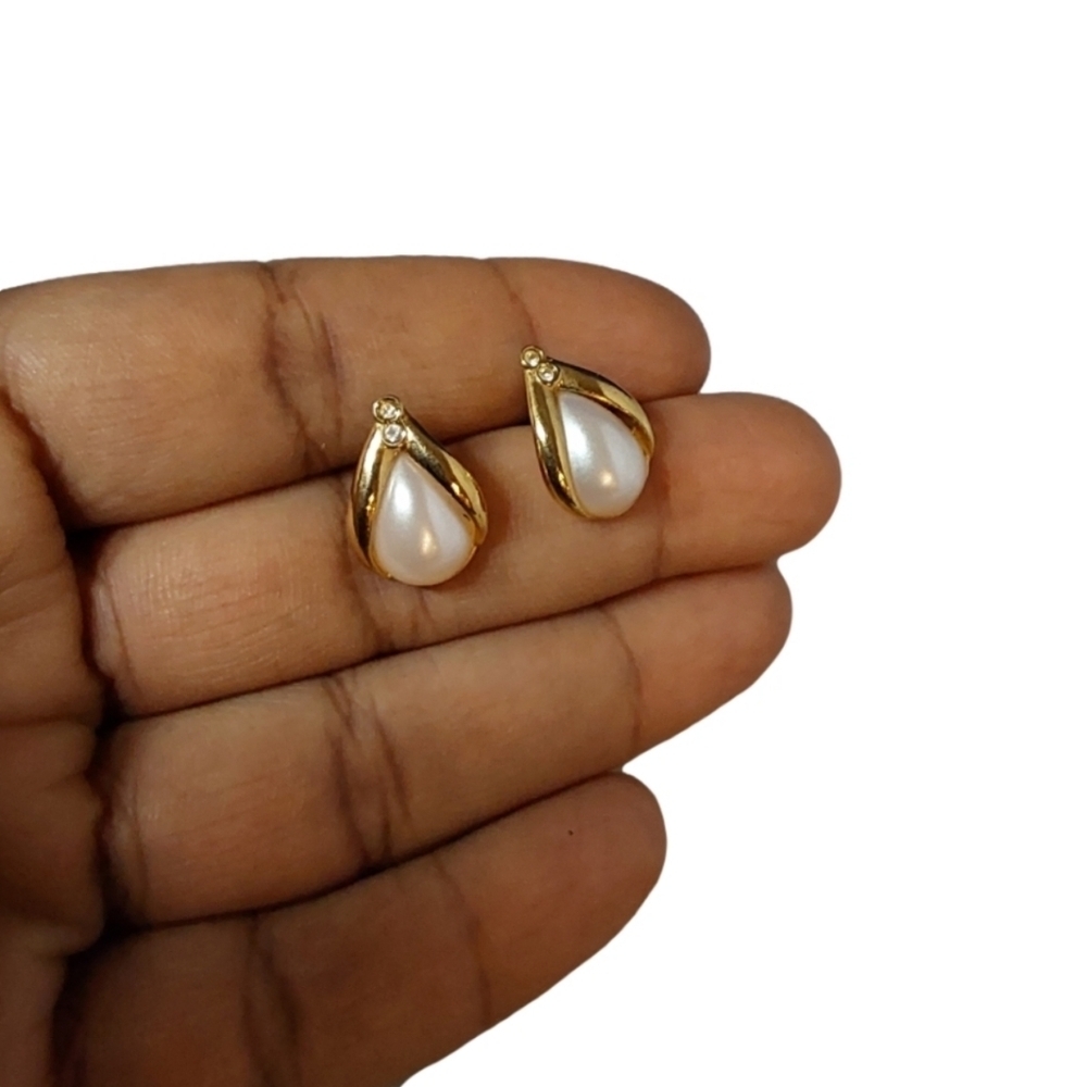 AVON MOTHER OF PEARL SIGNATURE‎ EARRINGS